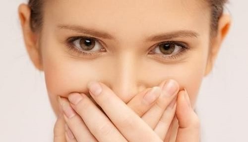 صوت/ ۹ راهکار خانگی برای از بین بردن بوی بد دهان