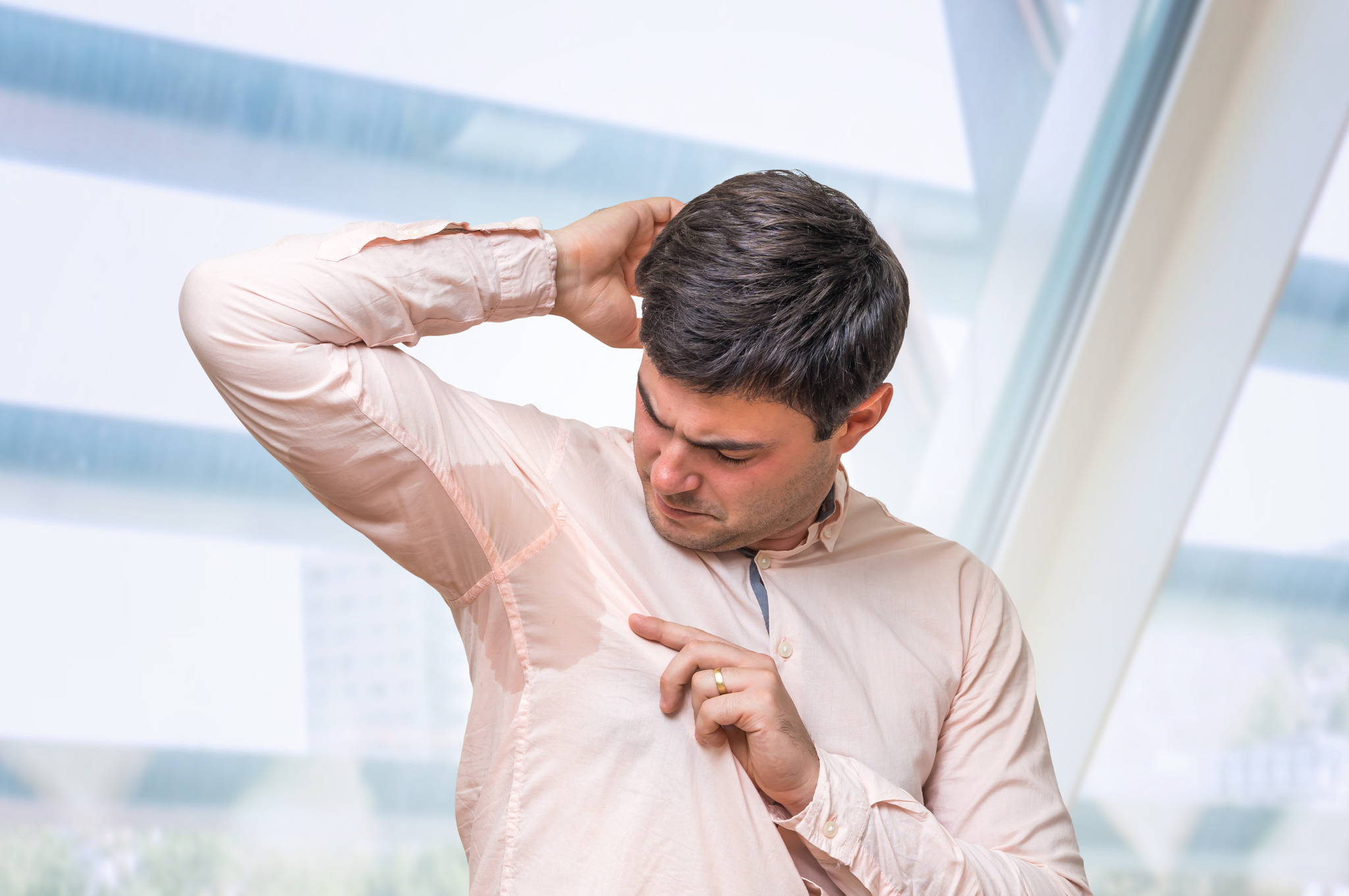 چطور از شر عرق کردن زیاد خلاص شوم؟