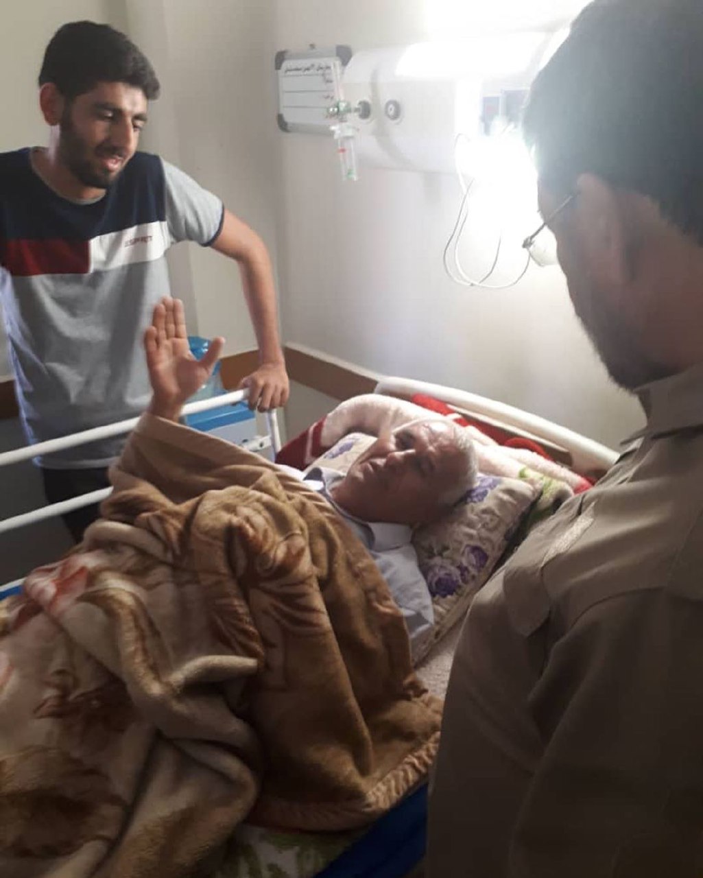 حضور محسن رضایی در مناطق زلزله‌زده مسجد سلیمان