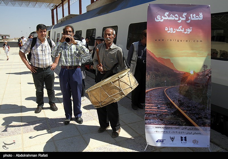 عکس/ ورود قطار گردشگری به همدان