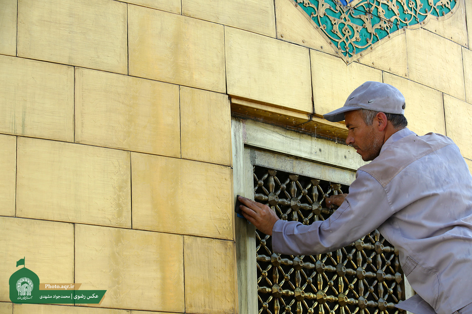 عکس/ شستشوی گنبد مطهر حضرت رضا(ع)