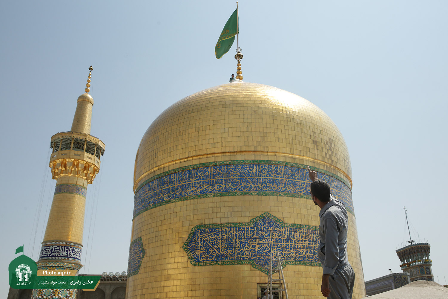 عکس/ شستشوی گنبد مطهر حضرت رضا(ع)
