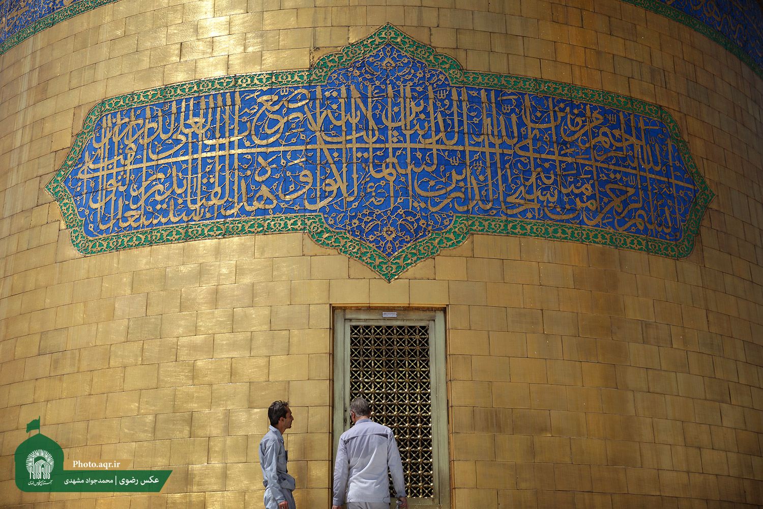عکس/ شستشوی گنبد مطهر حضرت رضا(ع)