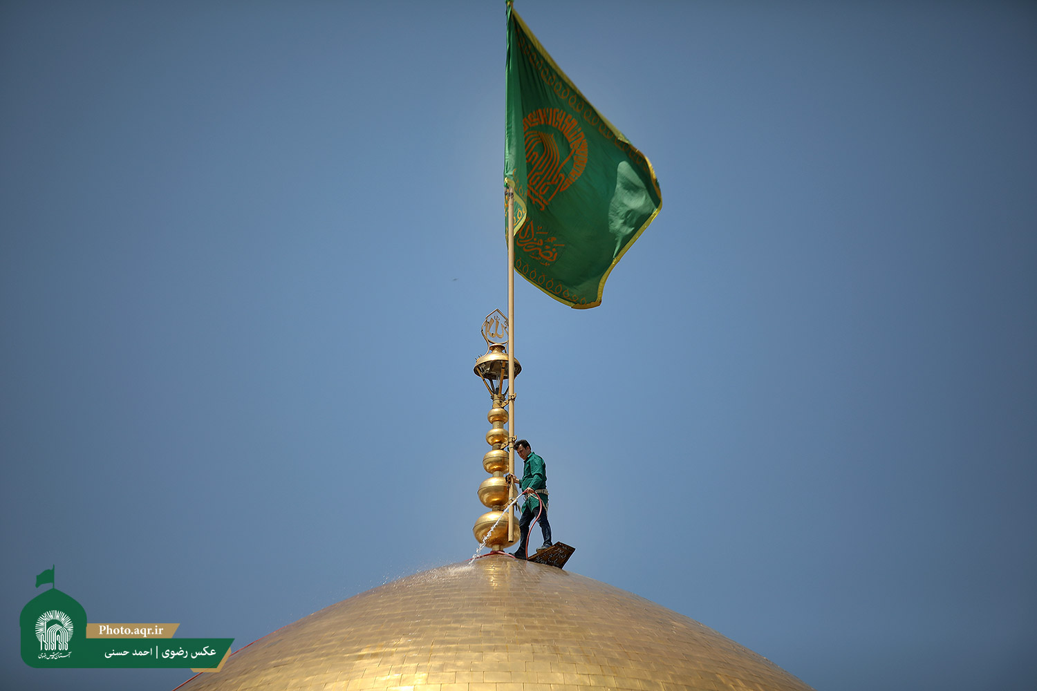 عکس/ شستشوی گنبد مطهر حضرت رضا(ع)