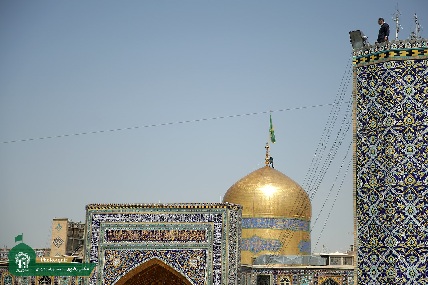 عکس/ شستشوی گنبد مطهر حضرت رضا(ع)