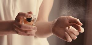 بهترین روش عطر زدن برای افزایش ماندگاری بوی آن