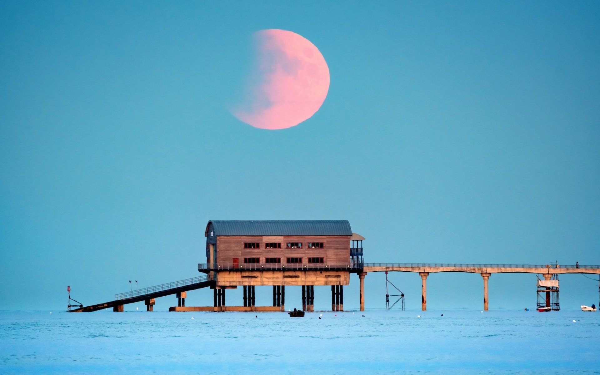 عکس/ ماه گرفتگی بر فراز جزیره وایت انگلیس