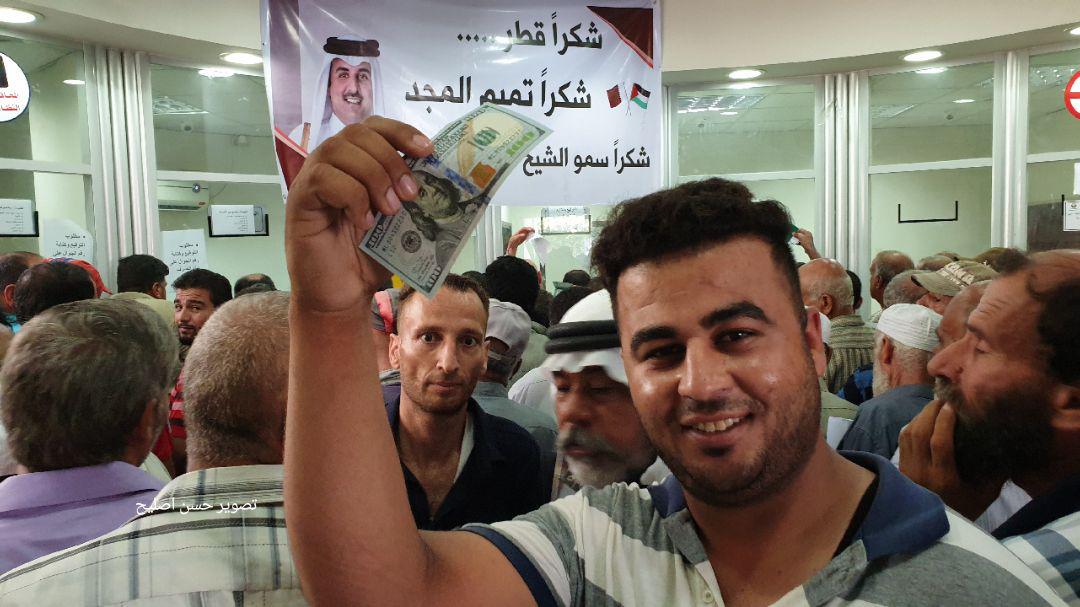توزیع دلار‌های امیر قطر میان مردم غزه