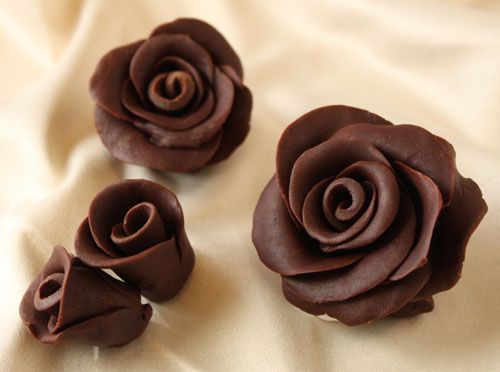 آموزش تصويري گل شکلاتي براي تزئين کيک