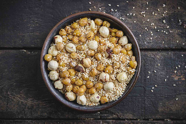 طرز تهيه دوخا؛ ميان‌وعده‌اي مقوي و آجيلي