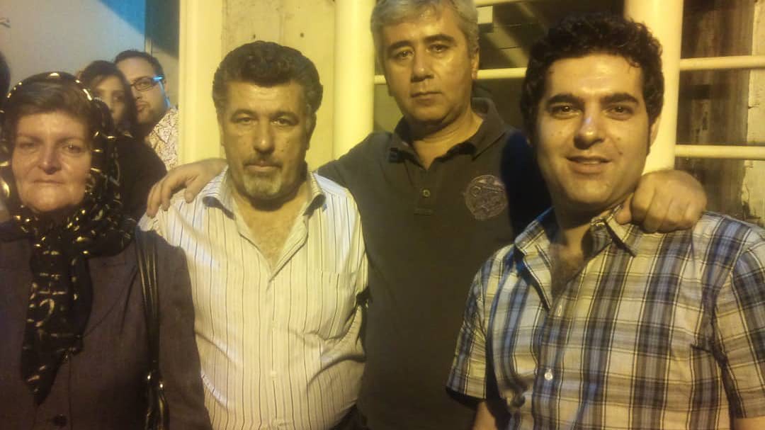 چهره ها/ عکس کارگردان «بارکد» با پدر و مادرش در اکران فیلم اولش