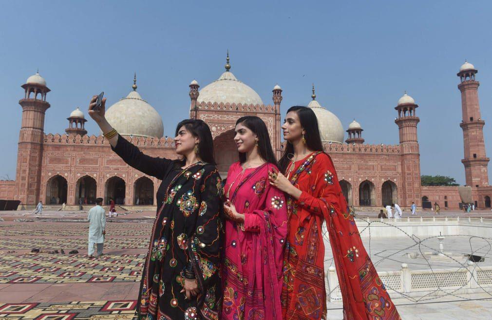 سلفی گرفتن زنان پاکستانی پس از اقامه نماز عید قربان