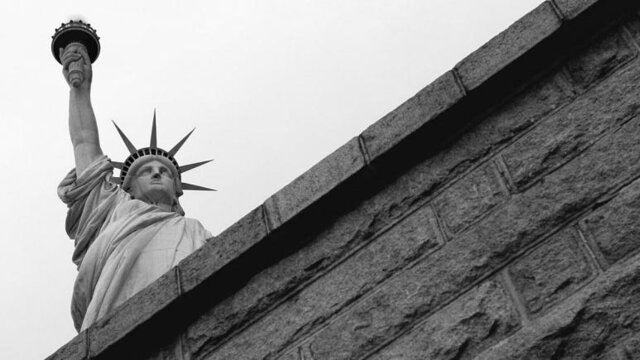 تحریف شعر مجسمه آزادی آمریکا جنجالی شد