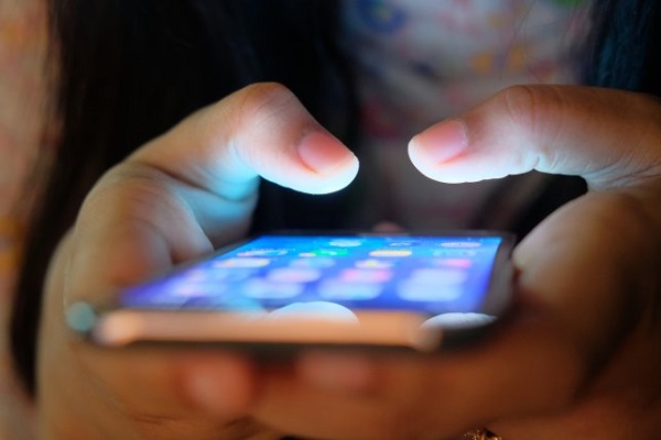شبکه‌های اجتماعی به دختران بیشتر آسیب می‌زنند یا پسران؟