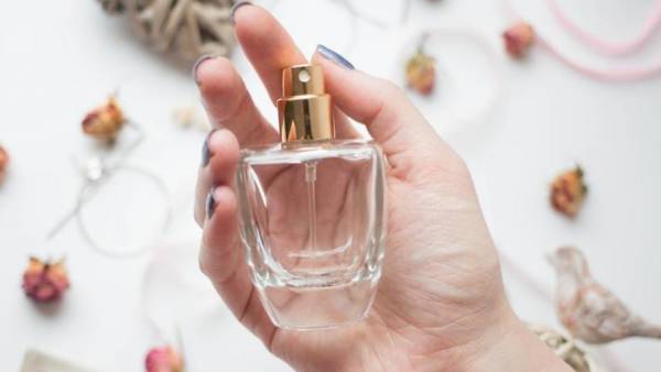 7 راز عطر زدن زنانی که همیشه بوی خوب میدهند