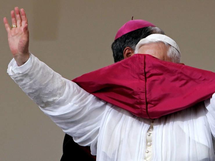 عکس/ دردسر‌های پاپ با وزش باد موقع سخنرانی
