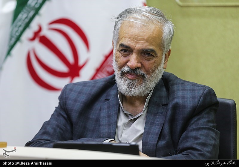 قدیری ابیانه: زیباکلام مدام می‌گوید از مردم فحش می‌خورم