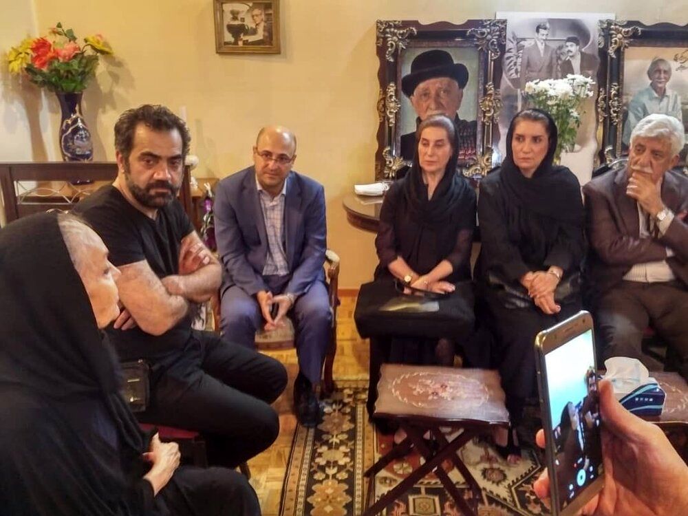 تصویری از حضور هنرمندان در خانه داریوش اسدزاده