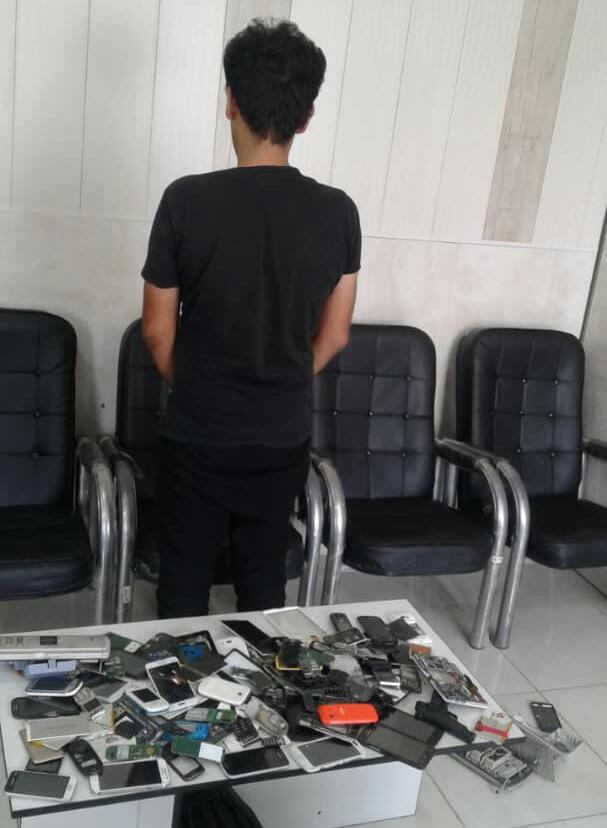 دستگیری مالخر گوشی های سرقتی و کشف ۳۰ دستگاه انواع گوشی در آبادان