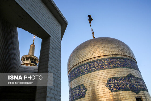 تعویض پرچم گنبد حرم امام رضا(ع) در "اذن عزا"