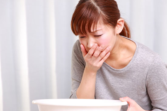 وقتی کودک دچار تهوع و استفراغ می‌شود، چه کنیم؟