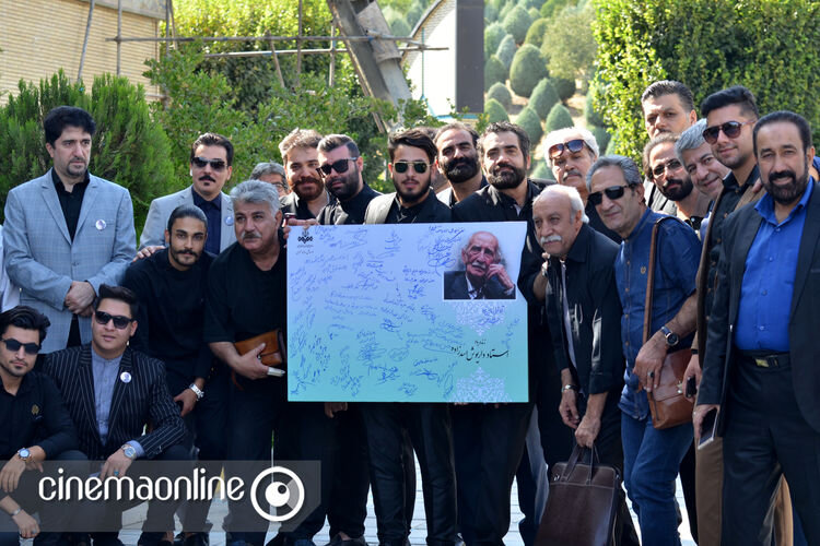 عکس یادگاری هنرمندان با تصویر امضاء شده داریوش اسدزاده