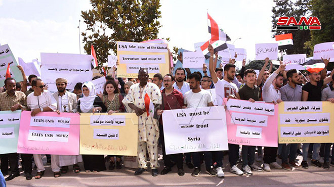 تجمع اعتراضی ساکنان حلب در تأکید بر لزوم اخراج ترکیه و آمریکا از سوریه