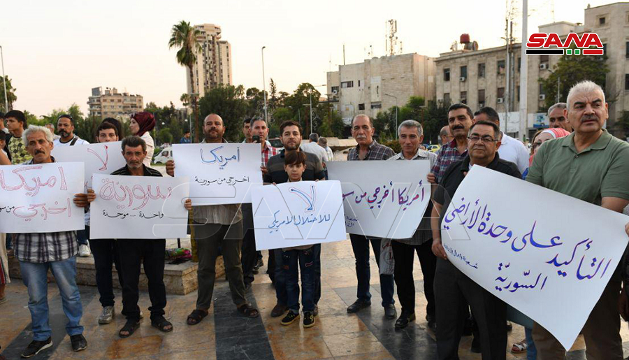 تجمع اعتراضی ساکنان حلب در تأکید بر لزوم اخراج ترکیه و آمریکا از سوریه