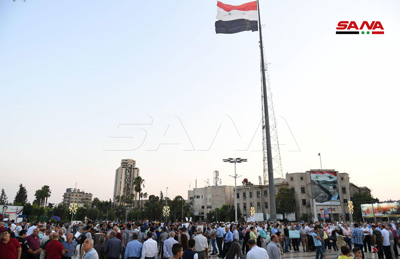 تجمع اعتراضی ساکنان حلب در تأکید بر لزوم اخراج ترکیه و آمریکا از سوریه