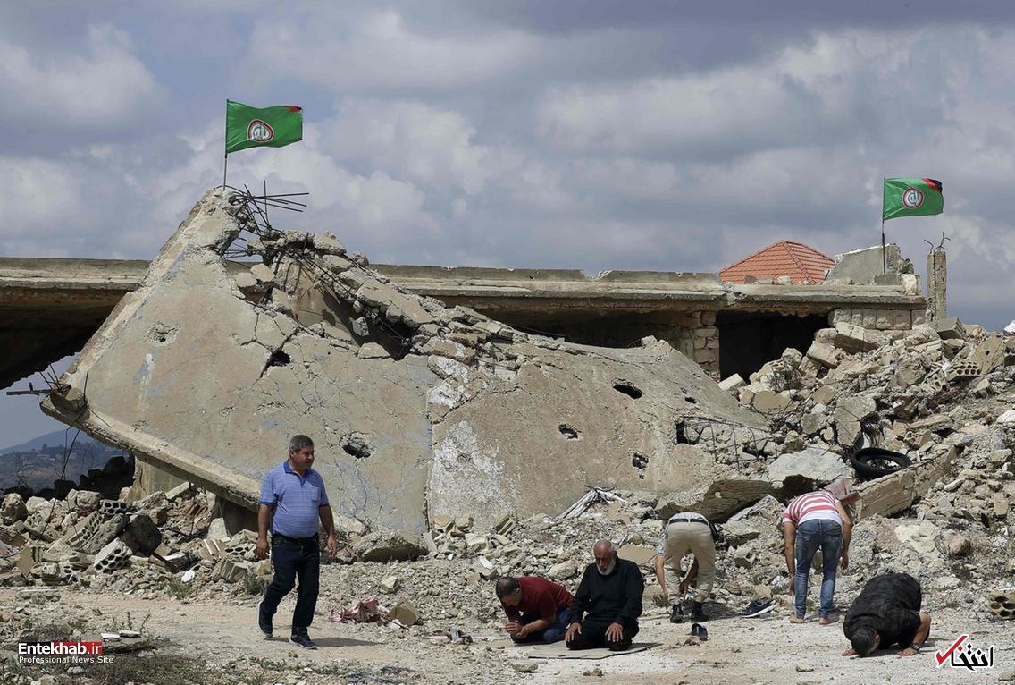 اقامه نماز فلسطینی ها مقابل منازل تخریب شده