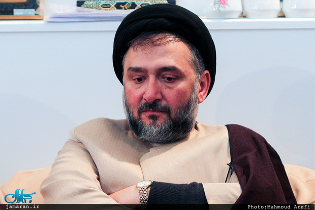انتقاد ابطحی از حذف تصویر احمدی نژاد در شهر زادگاهش