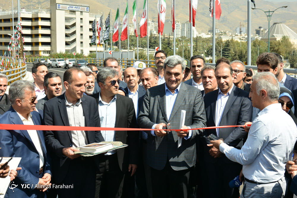 شهردار تهران در حال افتتاح تقاطع غیرهم سطح شهید نوروزی