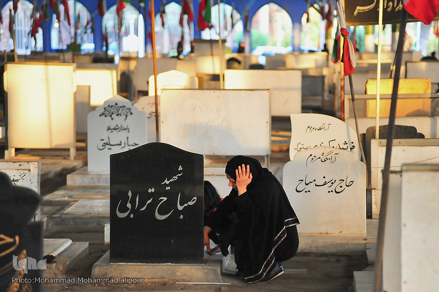 اینجا شمعی روشن است