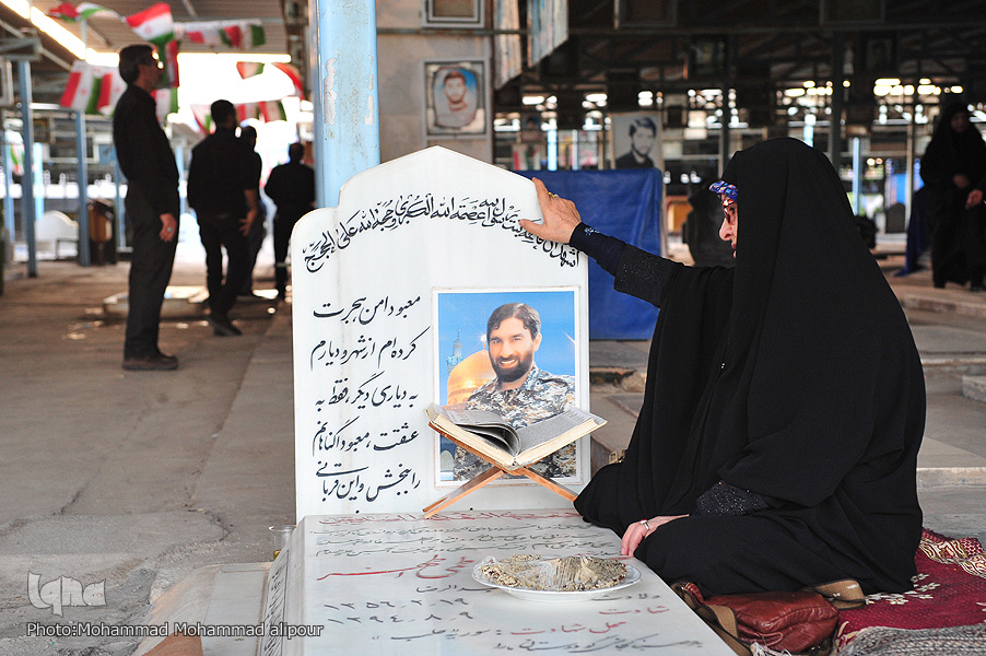 اینجا شمعی روشن است