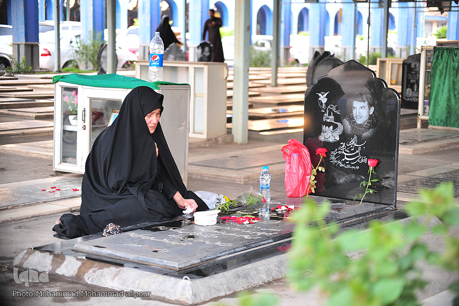 اینجا شمعی روشن است