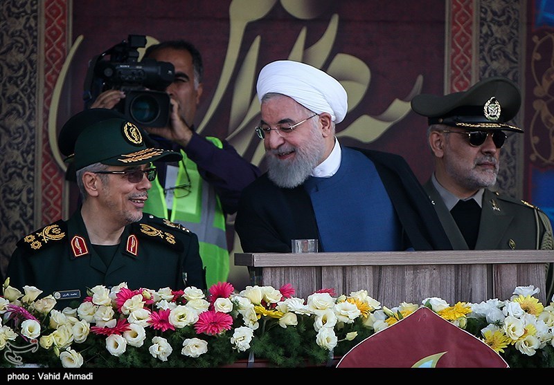 عکس/ خوش و بش روحانی با فرماندهان نظامی در جایگاه رژه