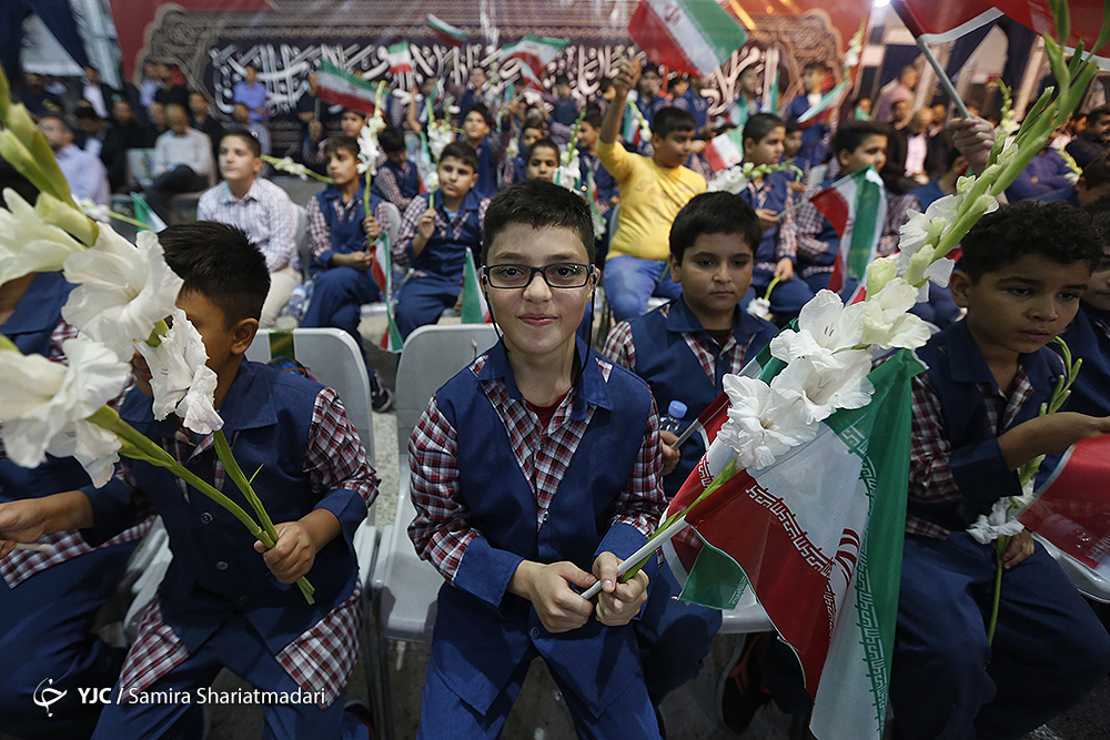 نواختن «زنگ دانش آموز شهید» در گلزار شهدای تهران