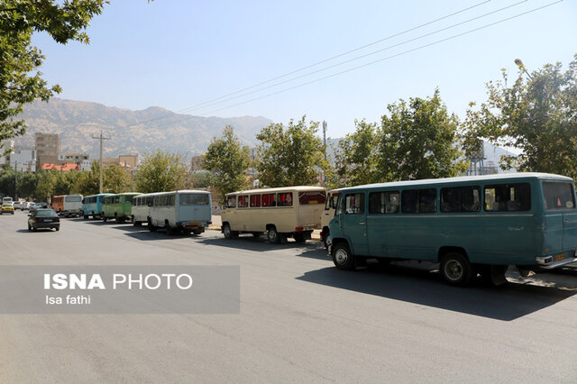 تجمع اعتراضی رانندگان سرویس مدارس در یاسوج