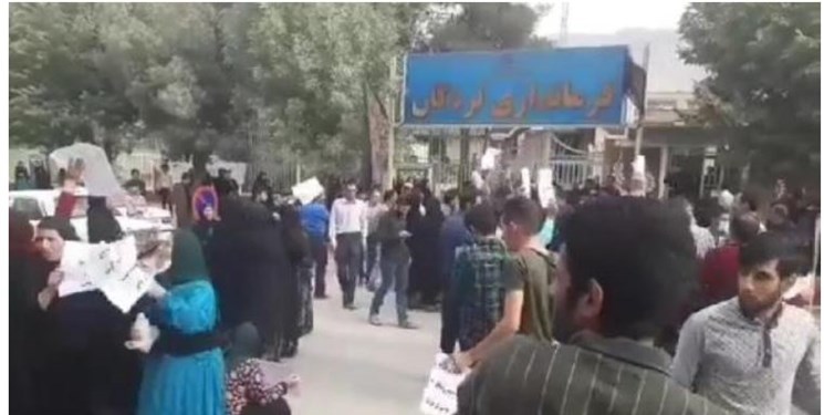 اعتراض در لردگان/ فرمانداری، مرکز بهداشت و دفتر امام جمعه دچار آسیب شد