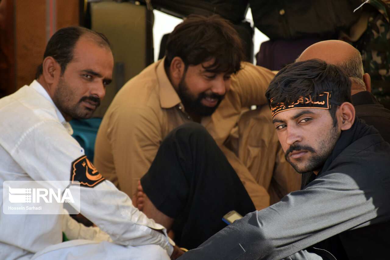 ورود زائران پاکستانی اربعین از مرز میرجاوه به ایران