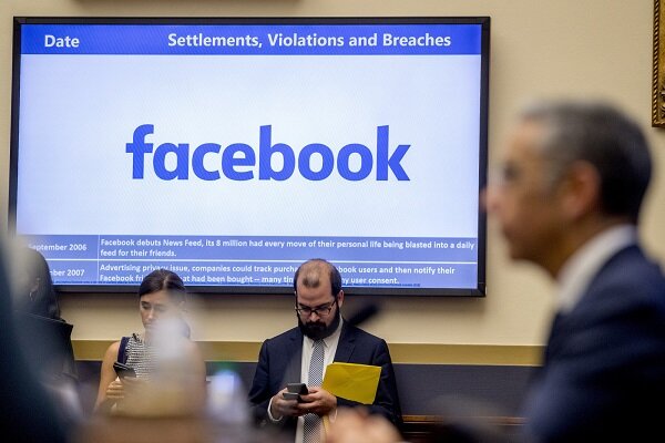 سناتور آمریکایی صحت پیام های فیس بوکی را به چالش کشید