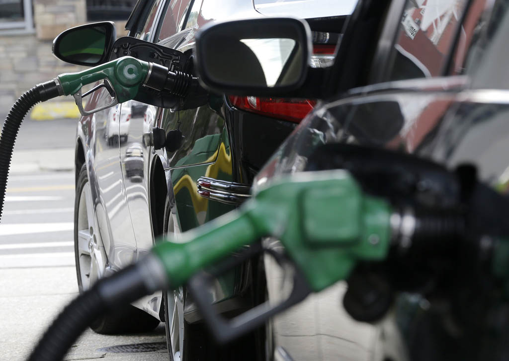 عربستان برای نجات خودروهای بنزین سوز می‌جنگد