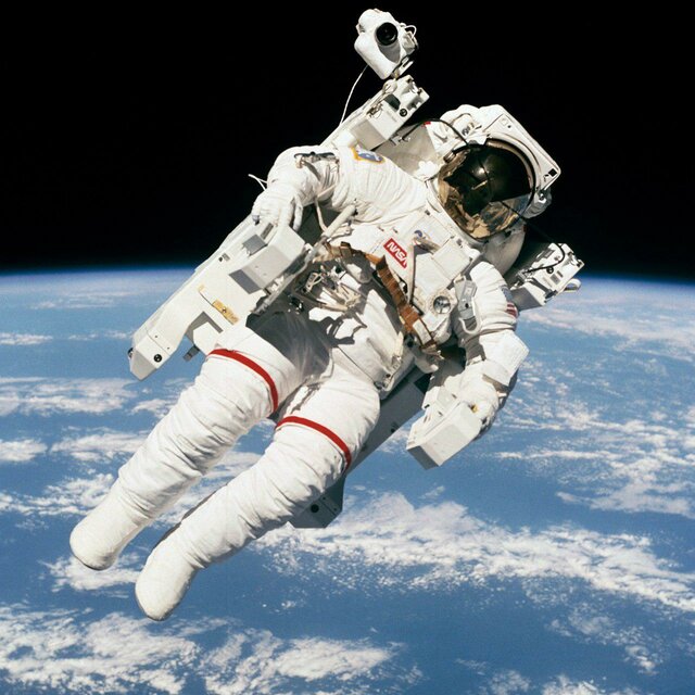 چه خطراتی بیرون از زمین در انتظار فضانوردان است؟