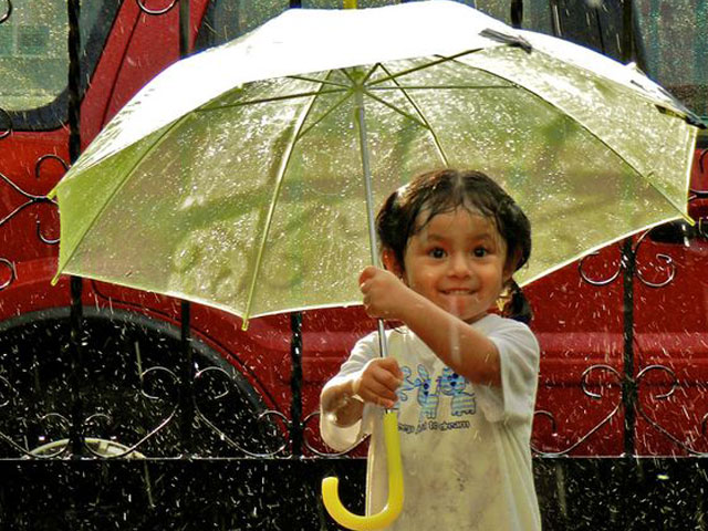 ایده های عکاسی از کودک در هوای بارونی