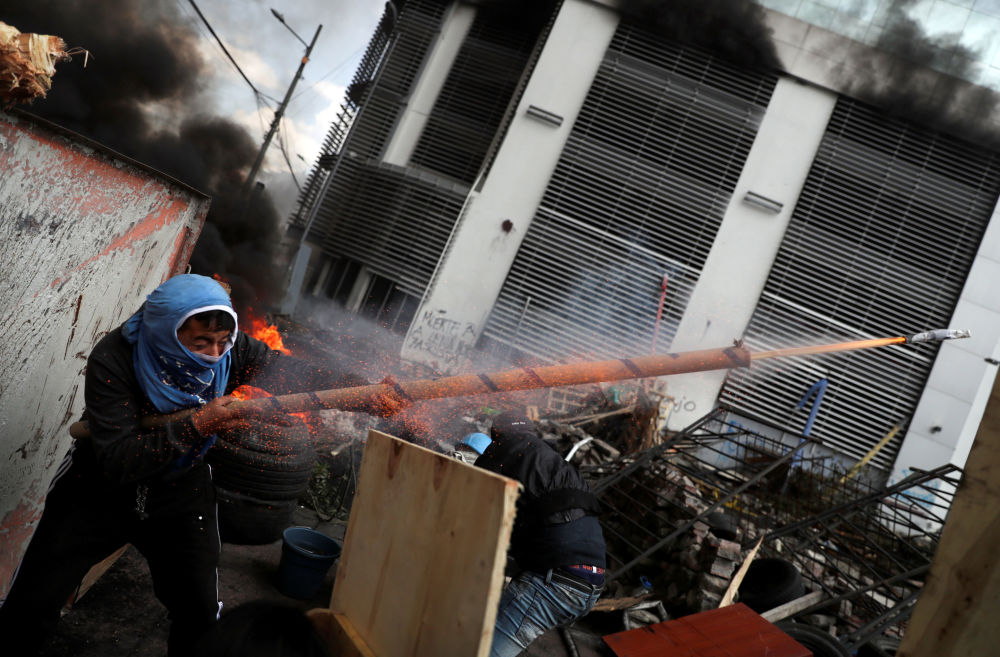 سلاح عجیب دست ساز معترض اکوادوری