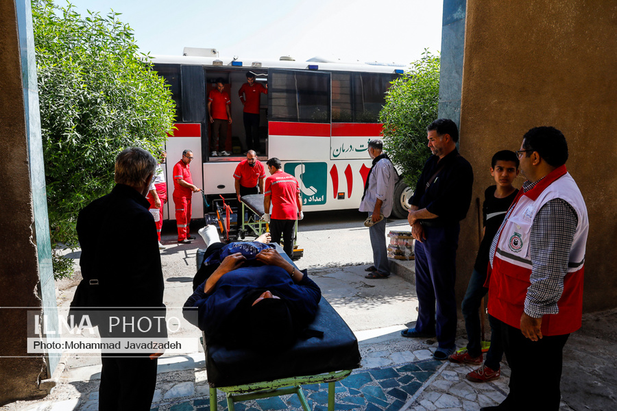 عکس/ انتقال زائران مصدوم در حوادث ترافیکی اربعین از کربلا به مهران