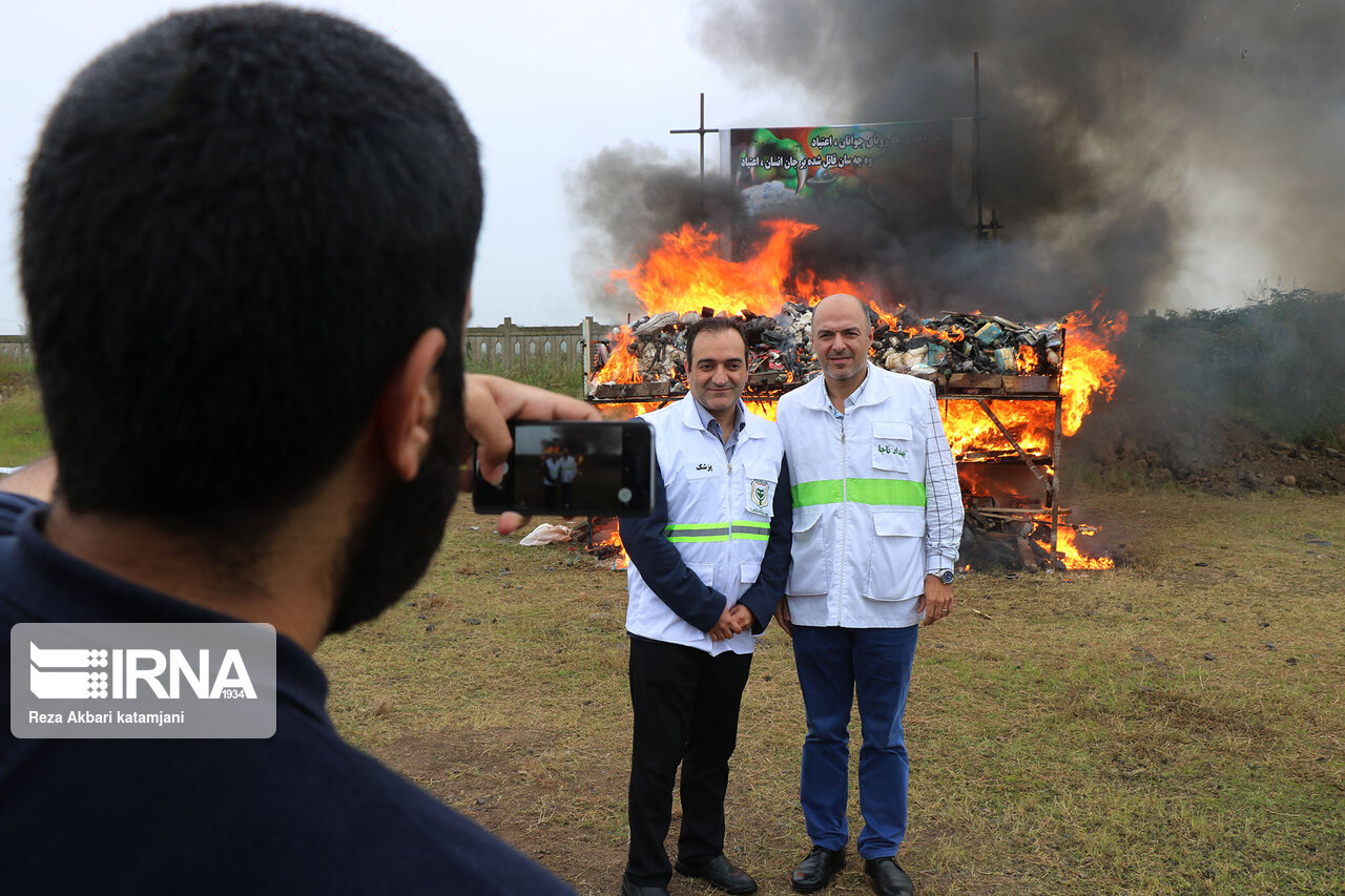 عکس/ امحای بیش از یک تن مواد مخدر در رشت‎