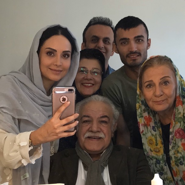 چهره ها/ آهو با پدر و عمه‌اش در پشت صحنه «ستایش»