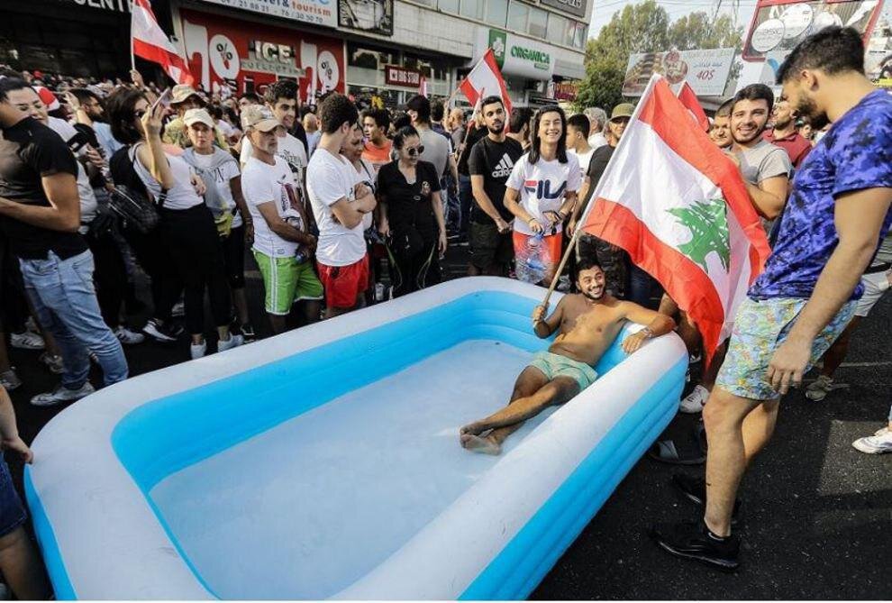 قلیان کشی وسط میدان جنگ!