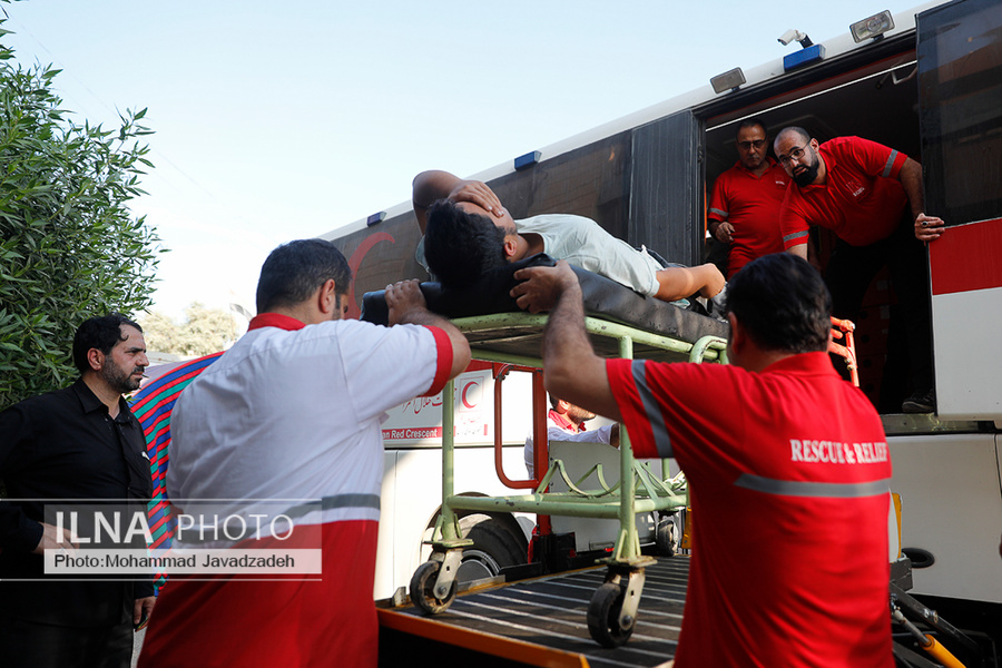 عکس/ انتقال زائران مصدوم در حوادث ترافیکی اربعین از کربلا به مهران